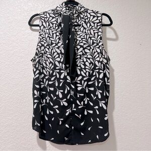 Ann Taylor Black and White Floral Tie Neck blouse Size Large